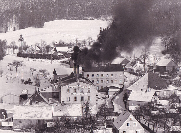 Die Porzellanfabrik 1953, im Hintergrund der sog. Fichtelgebirgsexpress
