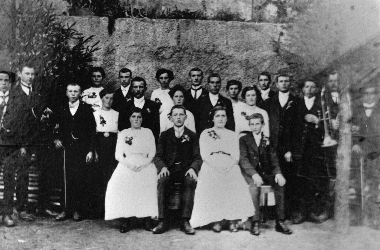 Die märktischen Berschla des Buschenvereins Concordia mit ihren Madla um 1905/06