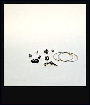 Die Jugendlichen tragen gerne Schmuck und hier auch häufig ausgefallenere Dinge, wie große Creolen und Piercings.