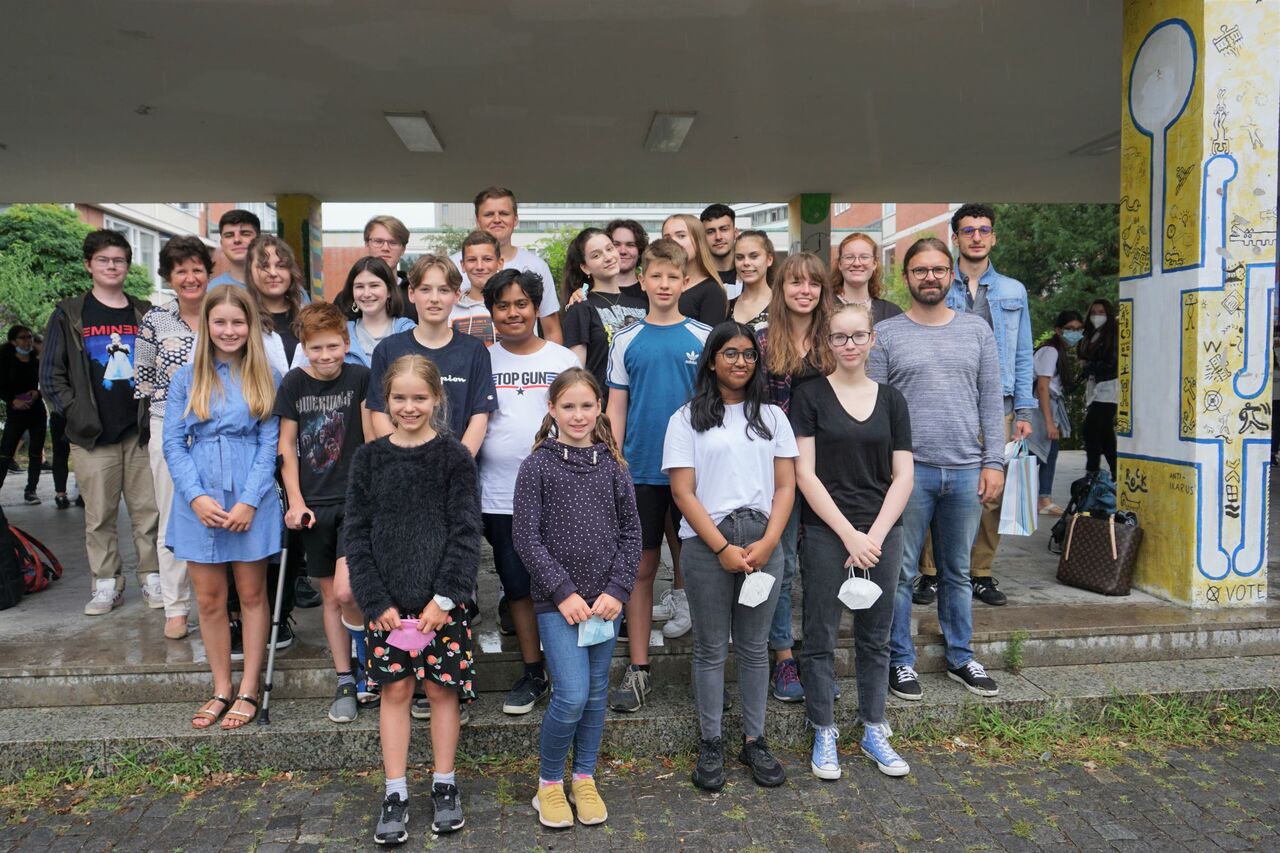 Alle mitwirkenden Schülerinnen und Schüler des Martin-Behaim-Gymnasiums mit der Schulleiterin Dr. Gabriele Kuen (2.v.l.) und StD David Denninger (2.v.r.) 