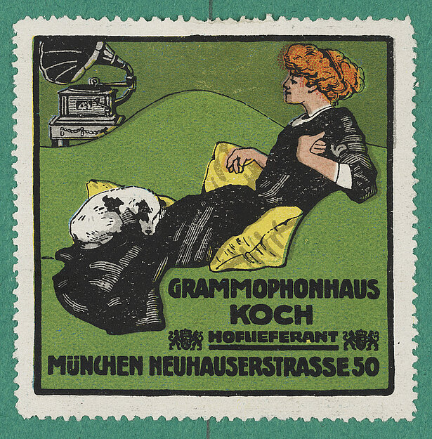 Das Bild macht zwar Werbung für das Grammophonhaus Koch in München, doch ist das Grammophon nicht einmal in Gänze zu sehen. Stattdessen steht es hinten links im Bildhintergrund, etwas verdeckt von Sofa und Bildrand. Da der Hebel mit der Nadel auf dem Plattenteller ruht, ist anzunehmen, dass Musik abgespielt wird. Stattdessen nimmt eine Dame auf einem grünen Sofa fast das ganze Bild ein. Entspannt ruht sie mit dem Rücken gegen die Seitenlehne des Sofas auf Kissen, blickt zum Grammophon und scheint zu lauschen. Auf ihren Beinen zusammengerollt liegt ihr kleiner Hund. Die Werbung vermittelt ein Lebensgefühl: Entspannung zu guter Musik. Dies ist eben nur möglich mit einem Grammophon aus dem Hause Koch.