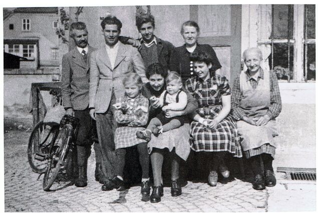 Emil Ott (hinten, 2. v. l.) mit seiner Familie 1943.