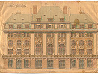 Hauptansicht des Hauses für Handel und Gewerbe (von Norden), das zwischen 1898 und 1901 nach den Plänen des Architekten Friedrich von Thiersch errichtet wird. Der Handelskammersaal, in dem 1948 der Senat eine Sitzung abhält, reicht vom zweiten in den dritten Stock und befindet sich an der Ecke zur Ottostraße (im Bild rechts oben). [Literatur: Marschall, Horst Karl: Friedrich von Thiersch. Ein Architekt des Späthistorismus (1852-1921), hgg. v. d. Architektursammlung der Technischen Universität München, München 1982, S. 297f.]