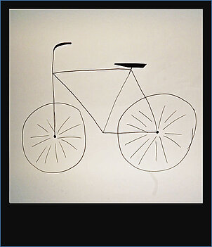 Die Jugendlichen fahren nicht mit öffentlichen Verkehrsmitteln, sondern am liebsten mit Fahrrädern im Vintage-Stil.