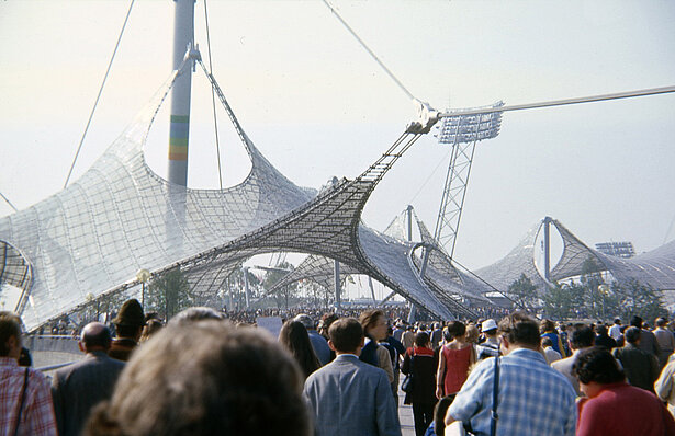 Zahlreiche Besucher strömten zu den Olympischen Spielen 1972 vor und unter das Zeltdach und in den Olympiapark.