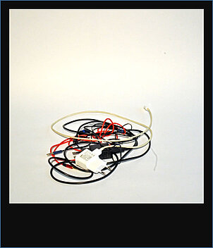 In den Zimmern der Jugendlichen sind oft mehrere elektronische Geräte zu finden, was meist zu einem Kabelchaos führt.