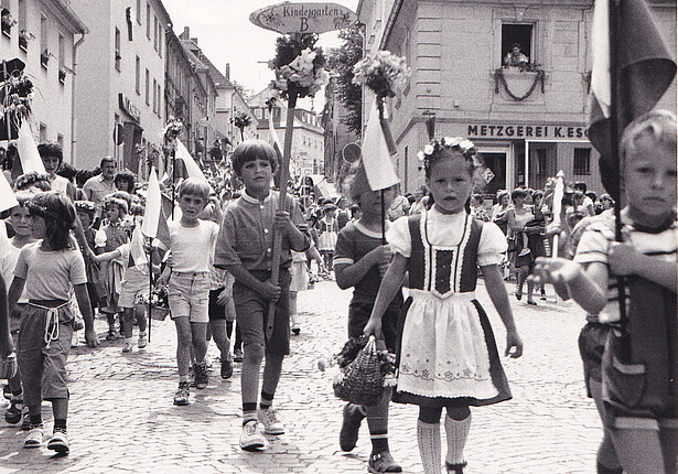Festzug durch Weidenberg in den 80er-Jahren