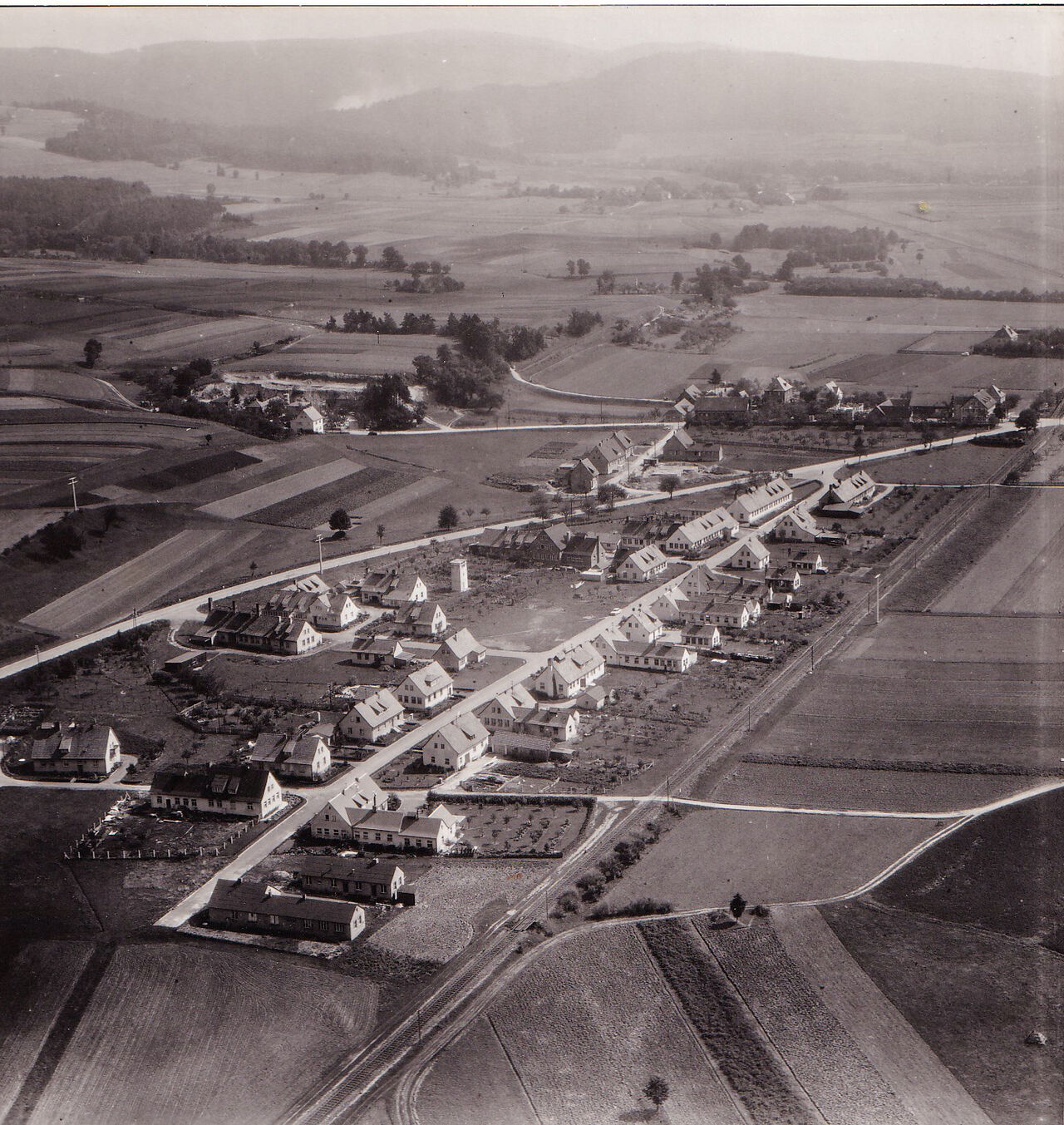 Blick auf Gablonzer Werksiedlung Ende der 50er-Jahre mit Wohngebäuden und Druckhütten, wo sich die Glasöfen befanden. Wegen der Brandgefahr lagen sie etwas abseits des Hauses. 