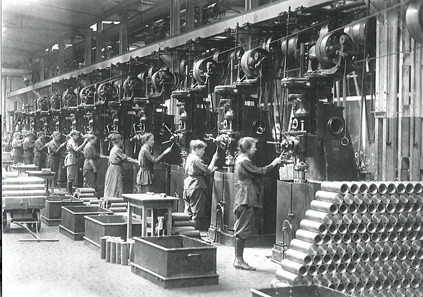 Frauen in der Rüstungsindustrie, MAN Augsburg 1916