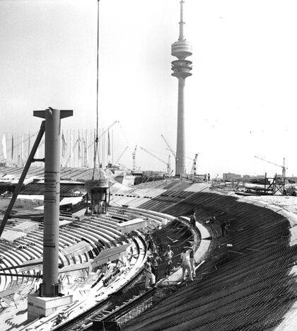 Bauarbeiten am Dach des Olympiastadions (1970/71)