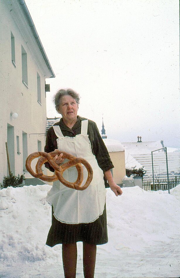 Die „Thomara“, Babette Will, Ehefrau von Gastwirt Thomas Will, mit der Breze für das Fenster in den 1960er-Jahren.