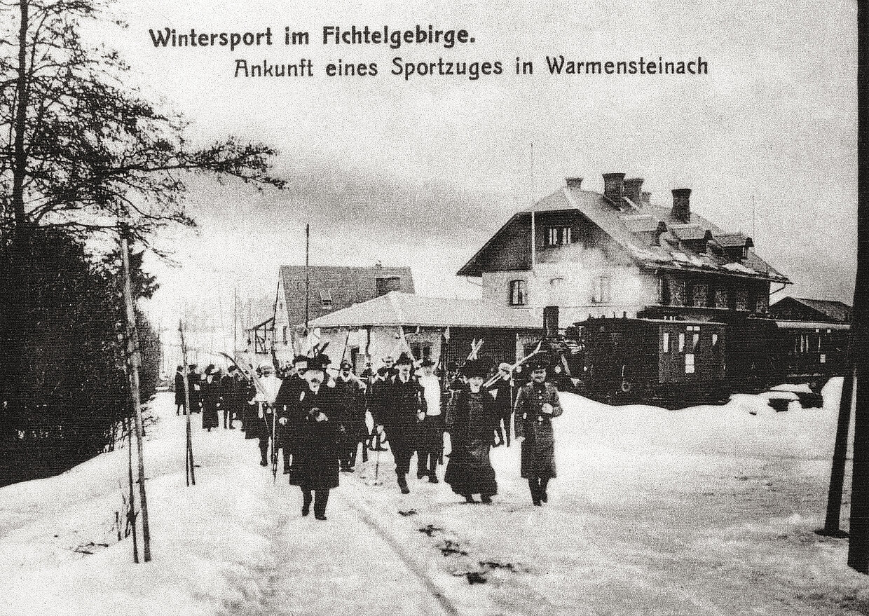 Wintersportler kommen 1920 mit einem „Sportzug“ nach Warmensteinach.