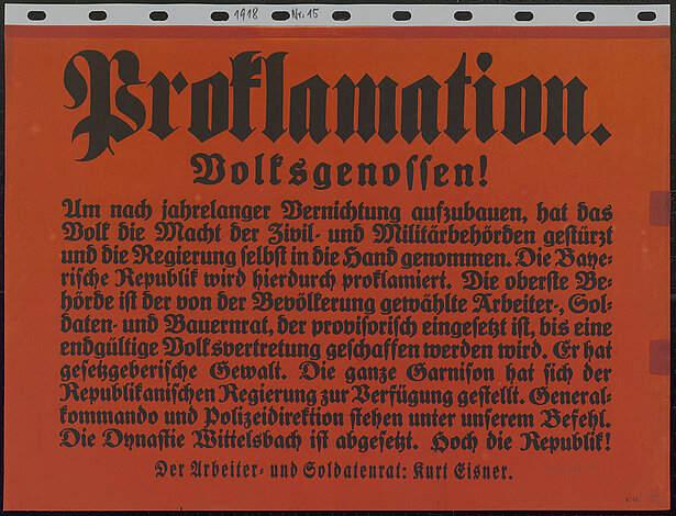 Noch in der Revolutionsnacht hatte Kurt Eisner im Bayerischen Landtag eine Proklamation des Freistaats Bayern verfasst. Dieser handschriftliche Entwurf wurde am nächsten Morgen in den Münchner Neuesten Nachrichten in leicht veränderter Form gedruckt, sodass er noch in der Morgenausgabe der Zeitung am 8. November 1918 auf einer zusätzlichen Titelseite erscheinen konnte.
In gekürzter Form erschien Eisners Proklamation zusätzlich auf roten Plakaten überall in der Stadt. Darin wird die Dynastie Wittelsbach für abgesetzt erklärt und die bayerische Republik ausgerufen. Die provisorische Machtübernahme erfolgt durch einen Arbeiter-, Bauern- und Soldatenrat, bis eine gewählte Volksvertretung diese dann ablöse.
