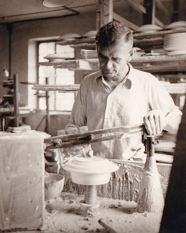 Keramformer 1949 bei der Herstellung der Formen, in die später die Rohmasse gepresst wurde. Noch 1966 galt der Beruf als besonders zukunftsträchtig.