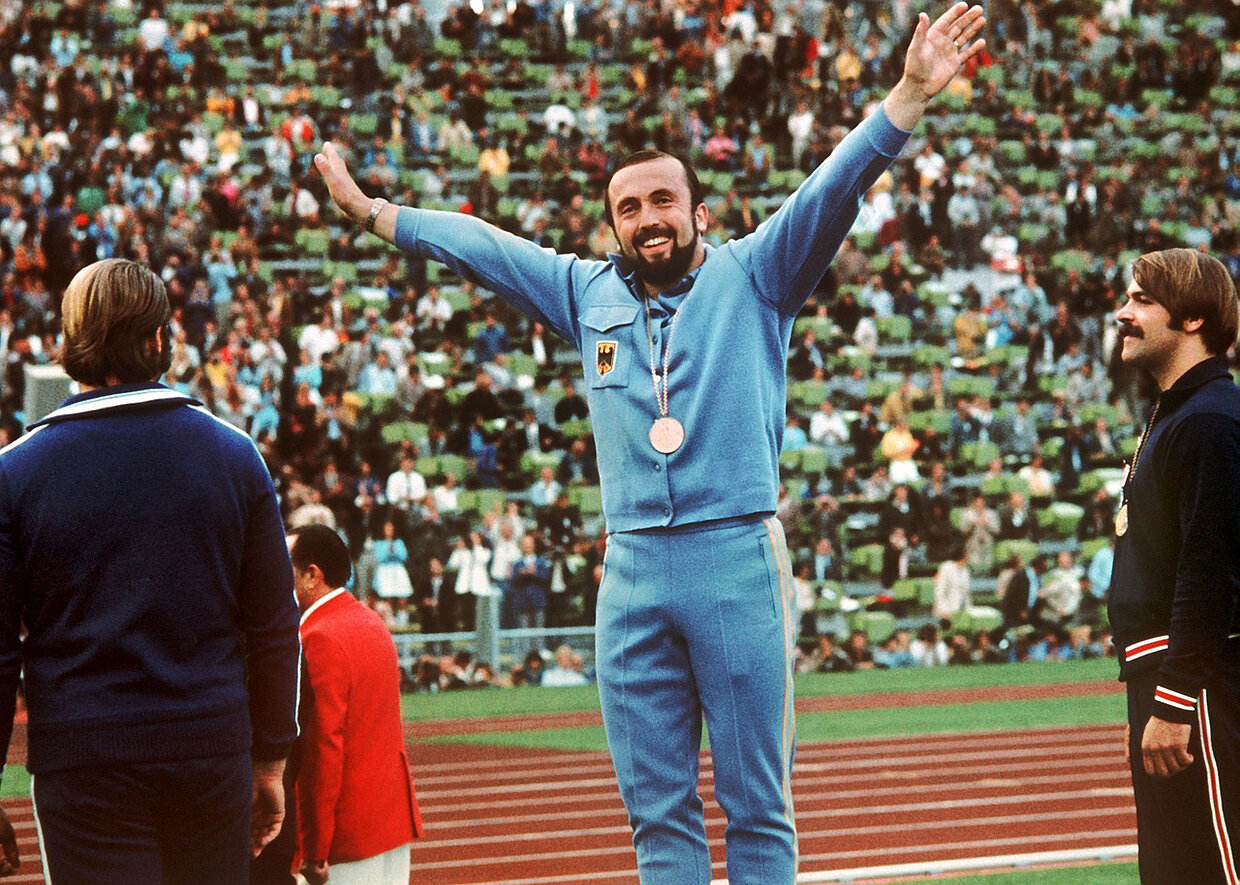 Klaus Wolfermann freut sich über den Sieg bei den Olympischen Spielen. Seine Goldmedaille wird im Museum in Regensburg zu sehen sein. 