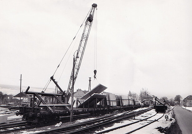 Verladung von Betonfertigteilen der Firma Zapf am Bahnhof von Weidenberg 1979