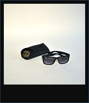 Da man viel in der Natur ist, benötigt man eine Sonnenbrille, am besten eine Markenbrille.