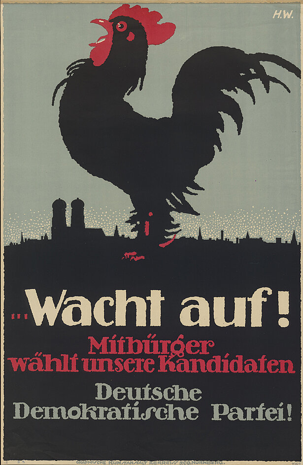 Dargestellt ist übergroß ein Hahn, der kräht. Der Bezug wird zum Titel „Wacht auf!“ hergestellt. Im Hintergrund sieht man die Silhouette von München, deutlich an den Türmen der Frauenkirche. Das Wahlplakat richtet sich also gezielt an die Wähler/-innen in Bayern bzw. München, die die DDP wählen sollen. Mit „Wacht auf!“ kann durchaus gemeint sein, die demokratischen Rechte in Anspruch zu nehmen und die Demokratie durch die DDP zu unterstützen.