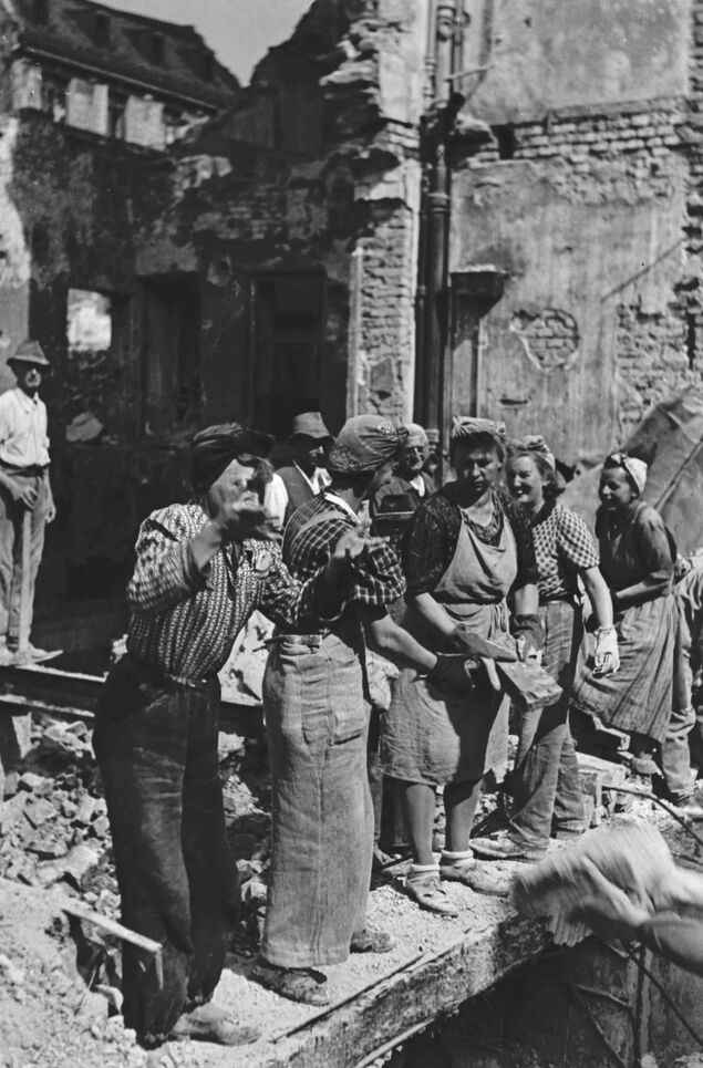 Schutträumung als Sühnearbeit für 'Pg-Frauen' (Parteigenossinnen: ehem. Angehörige der NSDAP; keine vom Arbeitsamt angestellten Trümmerfrauen) am Färbergraben in München, Foto: Mai 1946.