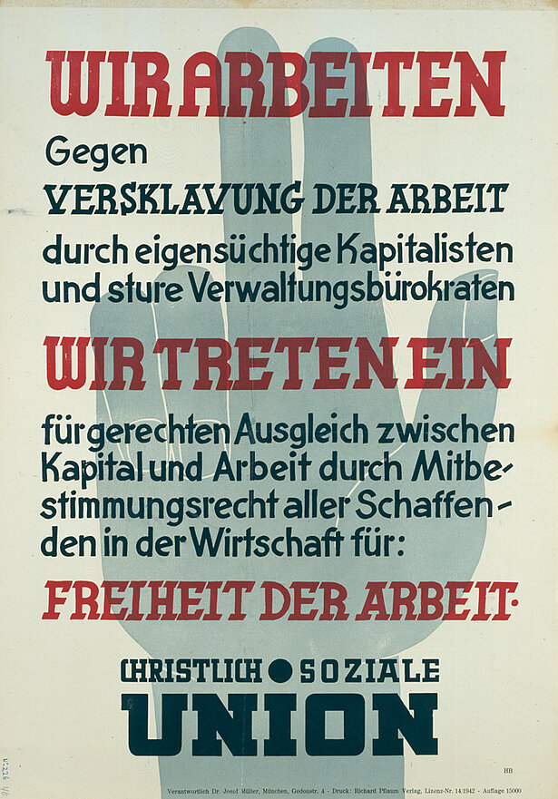 Die CSU tritt laut Plakat für die Gerechtigkeit in der Wirtschaft und eine soziale Marktwirtschaft ein. Deutlich hervorgehoben ist die Freiheit der Arbeit. Im Hintergrund ist eine überdimensionierte rechte Hand zu sehen, die zum Schwur erhoben ist und das gesamte Plakat einnimmt. Die Schwurhand verstärkt also die von der CSU auf dem Plakat enthaltenen Versprechungen.