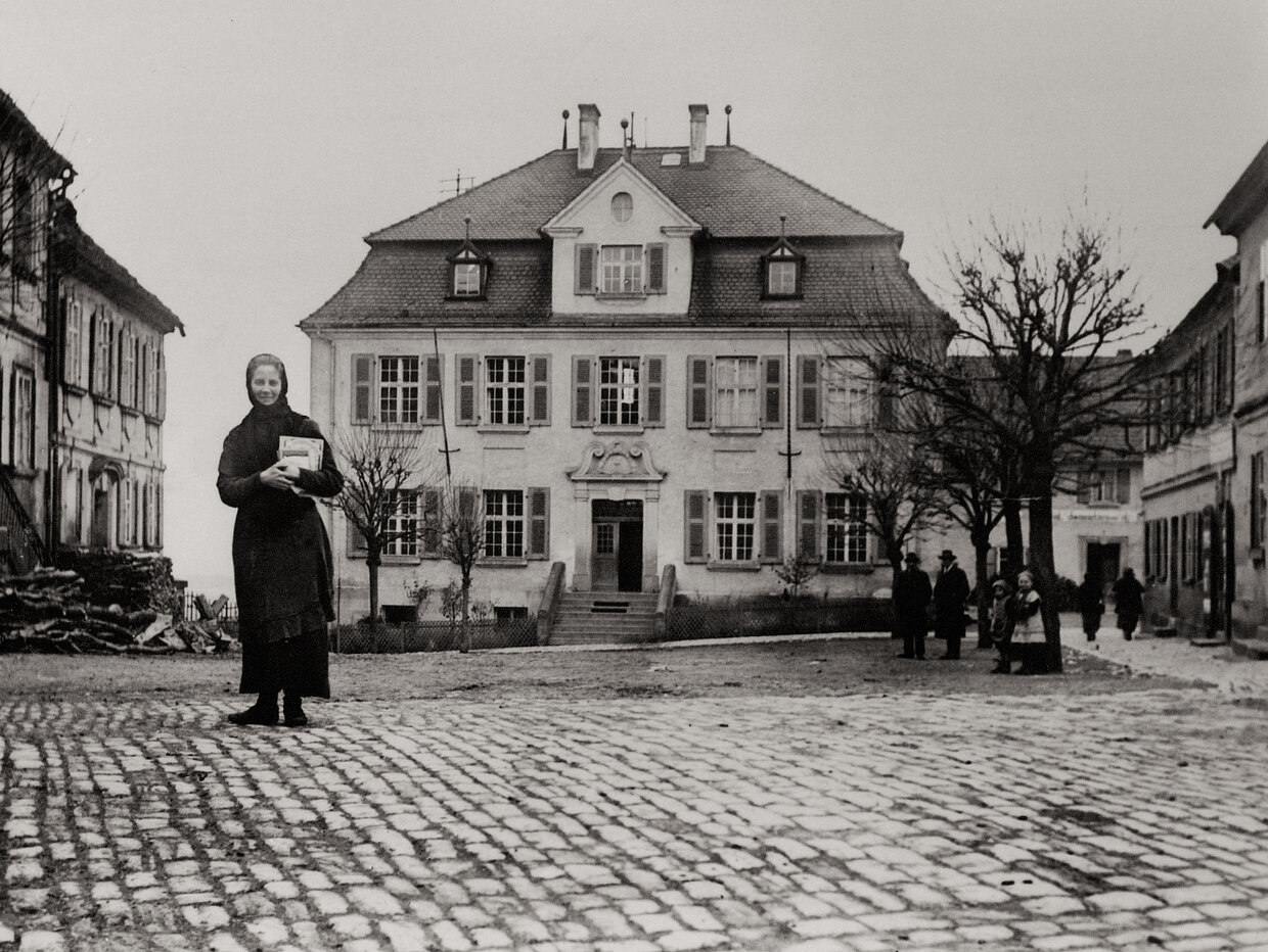 Weidenbergs Schule in den 1920er-Jahren. Heute befindet sich darin das Rathaus der Gemeinde.