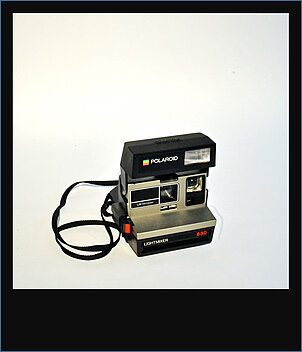 Eine Digitalkamera wird nicht gebraucht. Die Jugendlichen setzen mehr auf Retro-Design und fotografieren vor allem mit der Polaroidkamera. 