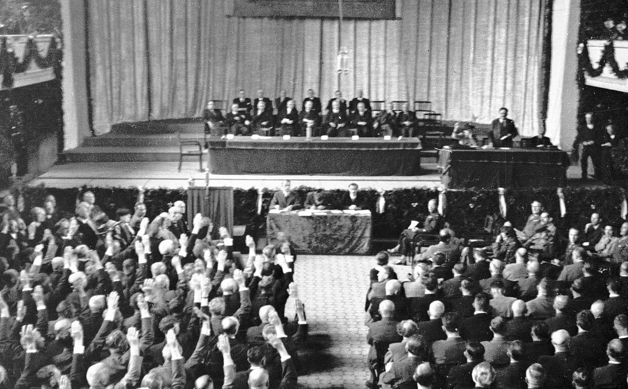 Hier stimmen die Politikerinnen und Politiker über die neue Verfassung ab.
