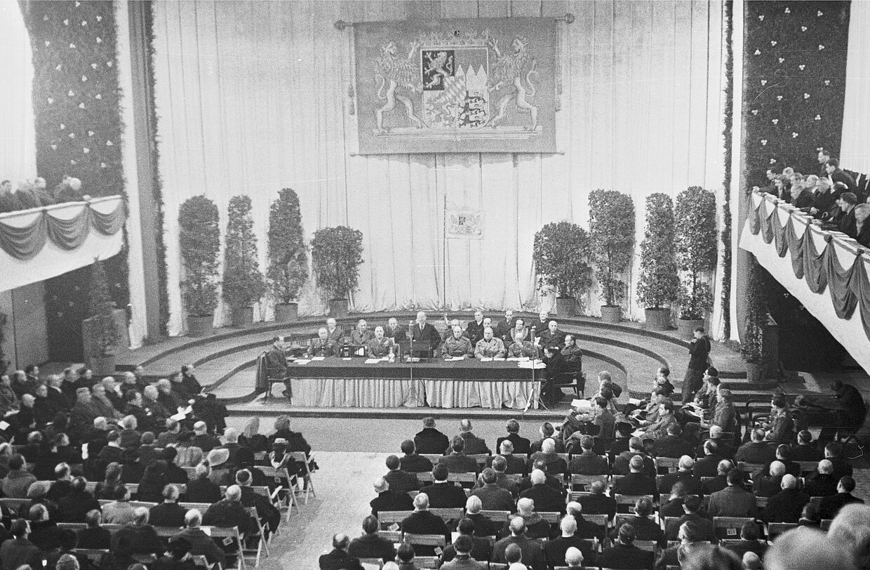 1. Aula der Münchner Ludwig-Maximilians-Universität: Sitzung des Bayerischen Beratenden Landesausschusses, 26.2.1946. Dr. Hans Ehard am Rednerpult der Aula in der Ludwig-Maximilians-Universität in München.