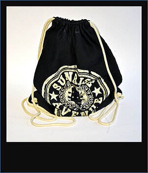 Plastiktüten verschmutzen die Umwelt, darum besitzen die Jugendlichen einen Stoffbeutel mit Stil.