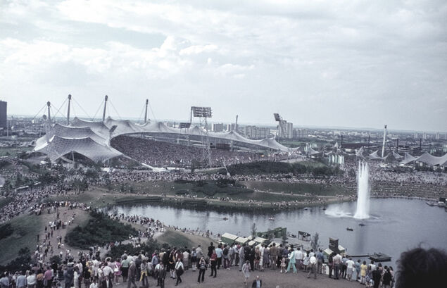 Zahlreiche Besucher strömten zu den Olympischen Spielen 1972 vor und unter das Zeltdach und in den Olympiapark.