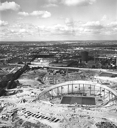 Bauarbeiten am Dach des Olympiastadions (1970/71)