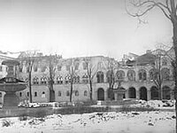 Frontalansicht des zerstörten Hauptgebäudes der Ludwig-Maximilians-Universität München