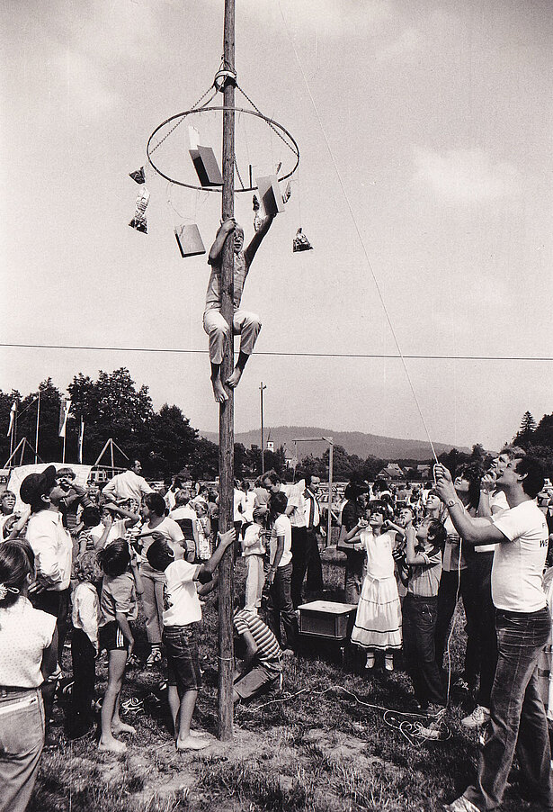 Am Kletterbaum beim Wiesenfest 1982
