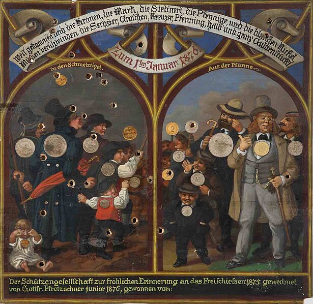 Die Schützenscheibe thematisiert die Umstellung von der Gulden- in die Markwährung und den Unmut der bayerischen Bevölkerung darüber. Die Quelle teilt sich in zwei Bildhälften. Rechts oben heißt es: „In den Schmelztigel“. Gemeint sind die in der linken Bildhälfte abgebildeten bayerischen Münzen. Auf der anderen Seite steht „Aus der Pfanne“, betreffend die Münzen der neuen Währung.
In den jeweiligen Bildhälften stehen Personengruppen aus Männern und Jungen. Links befinden sich die Bayern, rechts die Preußen. Die Bayern blicken grimmig zur rechten Personengruppe, ein Baby vorne links weint sogar. Ein Junge droht den Preußen mit einem Stock, ein anderer streckt die Zunge heraus. Die Preußen rechts dagegen lachen, ein Junge macht eine "lange Nase" in Richtung der bayerischen Buben. Ein vornehm aussehender Herr mit Gehstock und goldener Uhrenkette deutet mit seinem Daumen abschätzig nach links. Ganz rechts außen trägt ein Herr eine Mütze in den Farben des Deutschen Reiches.