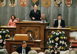 der neu gewählte Landtagspräsident Johann Böhm mit den beiden jüngsten Abgeordneten Ilse Aigner und Markus Söder bei der konstituierung Sitzung des Landtags