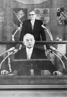 Hans Ehard nach seiner Wahl zum Ministerpräsidenten