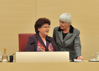 Landtagspräsidentin Barbara Stamm mit Alterspräsidentin Barbara Rütting