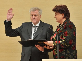 Vereidigung von Ministerpräsident Horst Seehofer durch Landtagspräsidentin Barbara Stamm