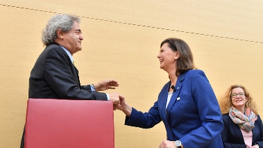 Alterspräsident Helmut Markwort beglückwünscht Ilse Aigner zu ihrer Wahl als Landtagspräsidentin