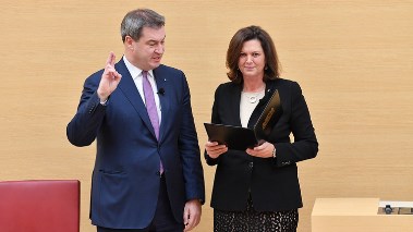 Markus Söder wird von Landtagspräsidentin Ilse Aigner als Ministerpräsident vereidigt