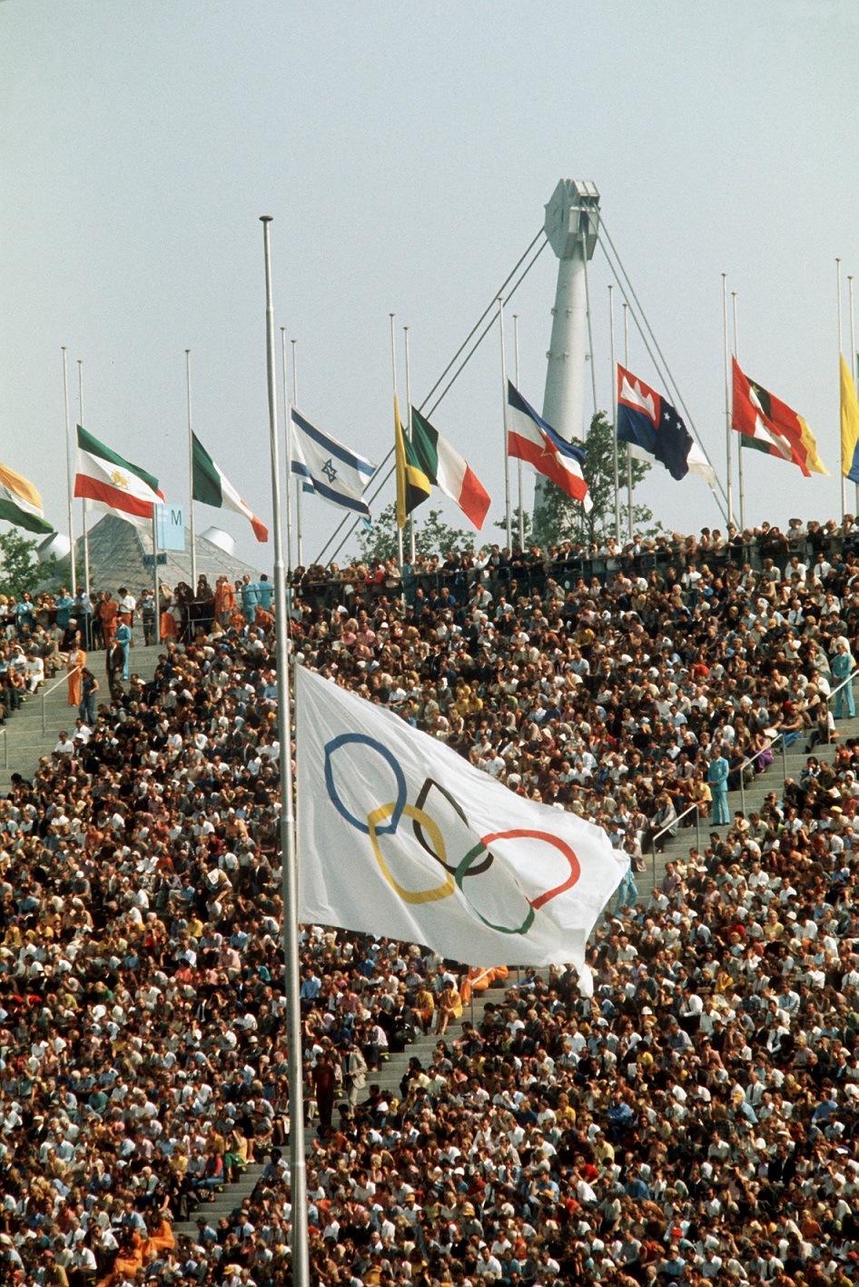 Gedenkveranstaltung am Vormittag des 06.09.1972 mit der Olympia-Flagge auf Halbmast