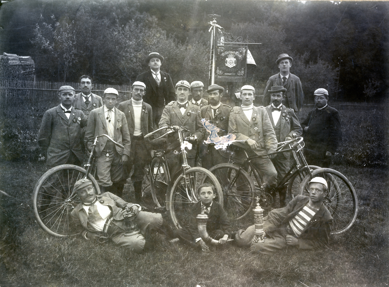 Im 19. Jahrhundert entstanden viele Vereine, auch Fahrradvereine wurden gegründet. Zunächst waren sie nur dem Adel und den reichen Bürgern vorbehalten. Erst als sich immer mehr Menschen Fahrräder leisten konnten, gab es auch für sie Velocipedvereine. Das Bild zeigt Mitglieder des Velociped-Clubs Mühldorf am Inn in den 1890er-Jahren.