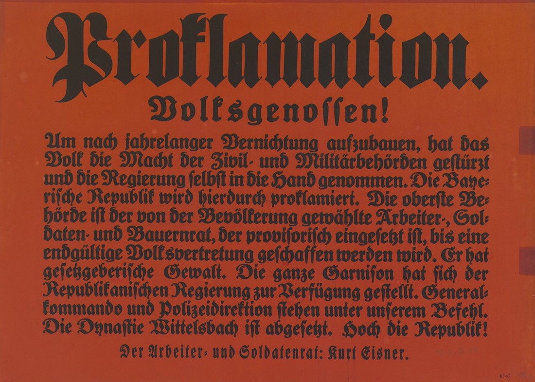 Noch in der Revolutionsnacht hatte Kurt Eisner im Bayerischen Landtag eine Proklamation des Freistaats Bayern verfasst. Dieser handschriftliche Entwurf wurde am nächsten Morgen in den Münchner Neuesten Nachrichten in leicht veränderter Form gedruckt, sodass er noch in der Morgenausgabe der Zeitung am 8. November 1918 auf einer zusätzlichen Titelseite erscheinen konnte. In gekürzter Form erschien Eisners Proklamation zusätzlich auf roten Plakaten überall in der Stadt. Darin wird die Dynastie Wittelsbach für abgesetzt erklärt und die bayerische Republik ausgerufen. Die provisorische Machtübernahme erfolgt durch einen Arbeiter-, Bauern- und Soldatenrat, bis eine gewählte Volksvertretung diese dann ablöse.