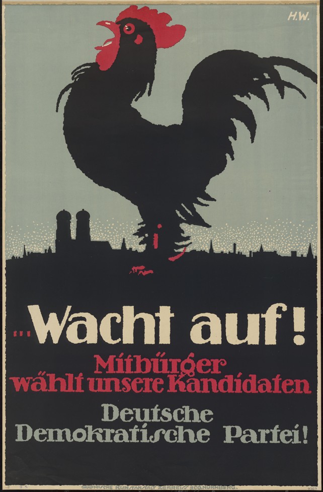 Dargestellt ist übergroß ein Hahn, der kräht. Der Bezug wird zum Titel „Wacht auf!“ hergestellt. Im Hintergrund sieht man die Silhouette von München, deutlich an den Türmen der Frauenkirche. Das Wahlplakat richtet sich also gezielt an die Wähler/-innen in Bayern bzw. München, die die DDP wählen sollen. Mit „Wacht auf!“ kann durchaus gemeint sein, die demokratischen Rechte in Anspruch zu nehmen und die Demokratie durch die DDP zu unterstützen.