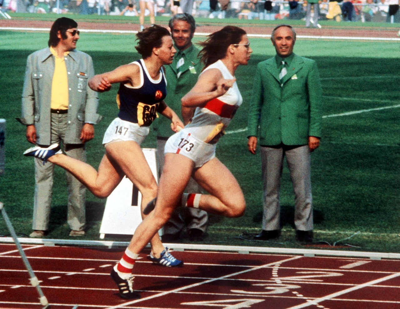 Spannender Zieleinlauf: Beim 4 mal 100- Meter-Staffel-Lauf der Frauen kämpfen die Teams von DDR und BRD um den Sieg. Heide Rosendahl (rechts) kann den Vorsprung des BRD-Teams gegen Renate Stecher (links) aus der DDR verteidigen.