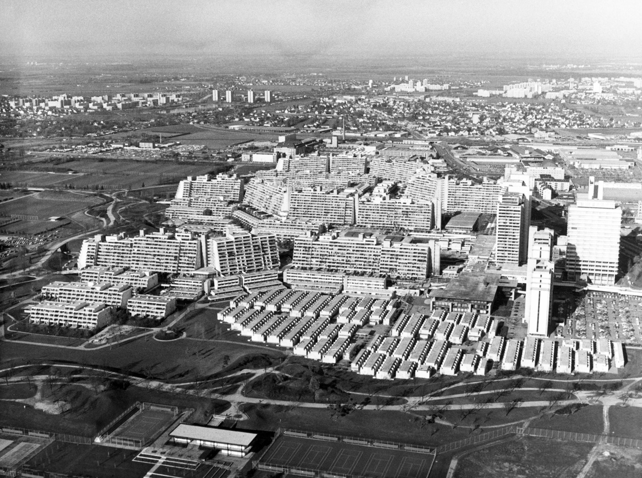 Beliebtes „Dorf“ mit Hochhäusern: Sechs Jahre nach den Olympischen Spielen in München sind die Wohnungen des Olympischen Dorfes trotz gestiegener Preise so gut wie alle verkauft. Die Luftbildaufnahme entstand im Jahr 1978.